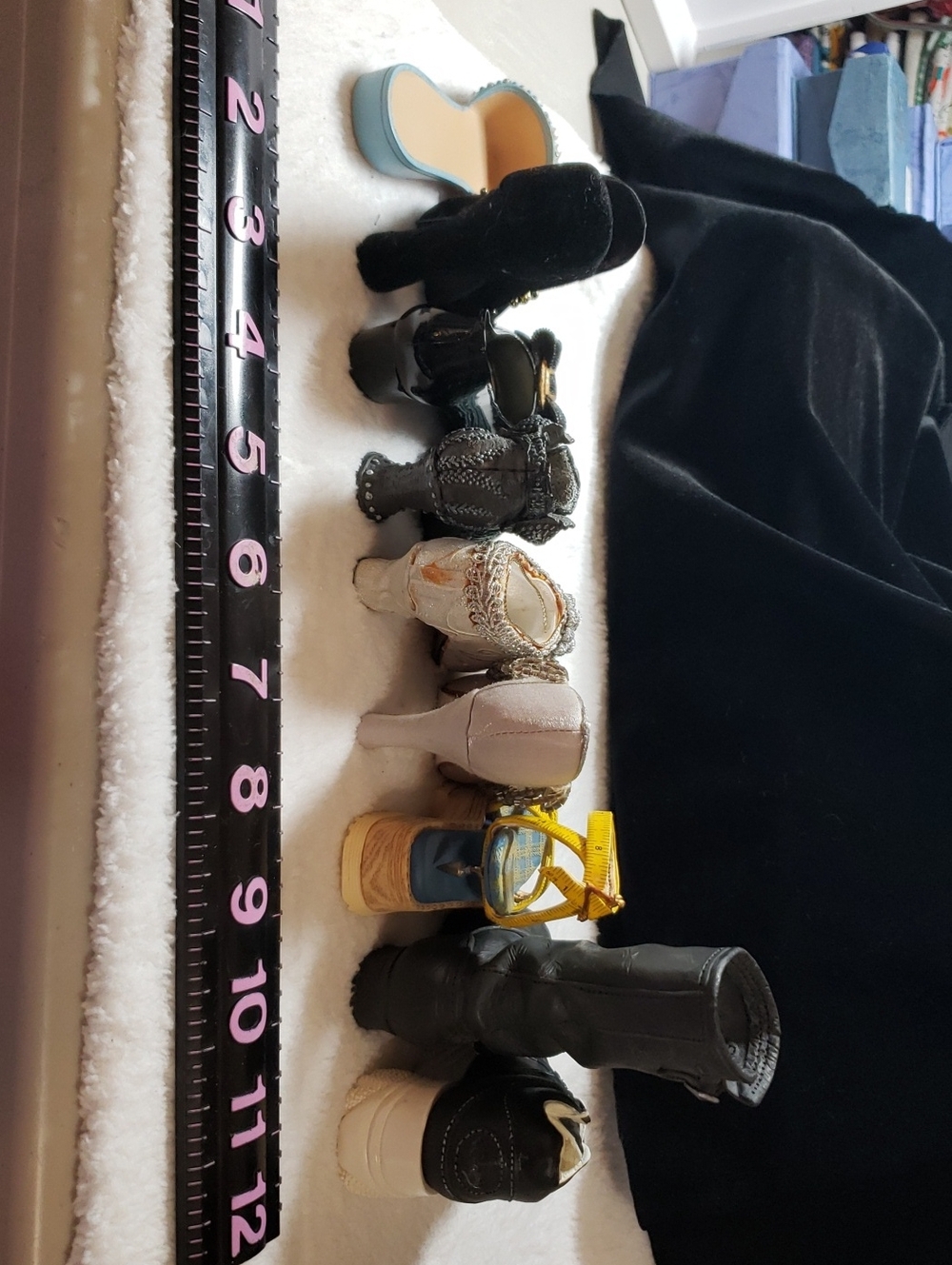 9 RIGHT SHOES - Picture 14 of 16